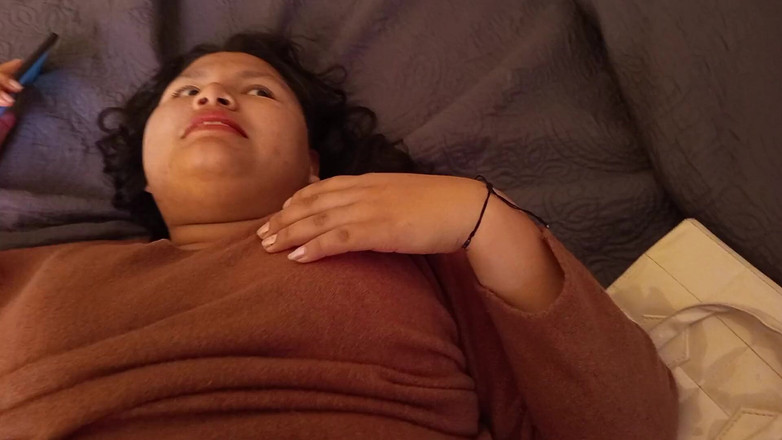 Moo DBOXXX: 田舎の友人が彼氏と話しかけている間、私が彼女とセックスしている、彼女は本物のふしだらな女です