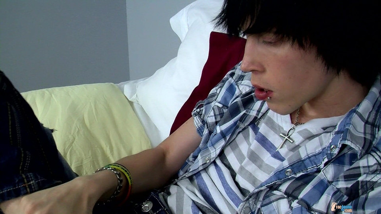 Toegasms: Il ragazzo tyler si succhia le dita dei mesi