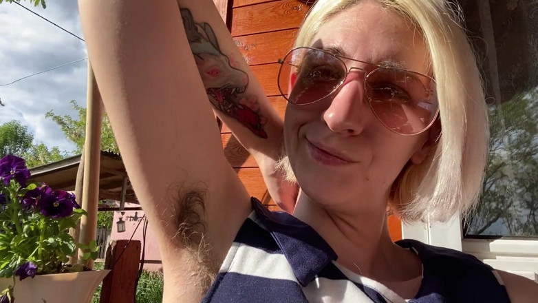 Cuteblonde666: बाहर धूम्रपान करना मेरी बालों वाली चूत दिखा रहा है