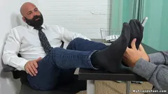 Kaus kaki lando dipuja dengan gaun seksi