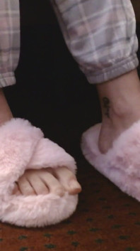 pair ki pair ki hilaana gulaabi phaji chappal