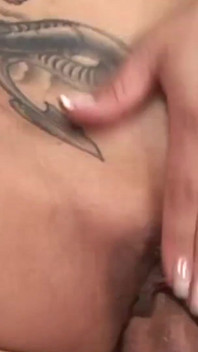 Une MILF asiatique aux seins énormes suce et se fait baiser par un garçon blanc