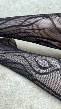 我的女友喜欢穿着黑色连裤袜抚摸她的腿和打手枪