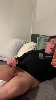 Just Returned From a Red-eye and Jumped in Bed to Jerk off
