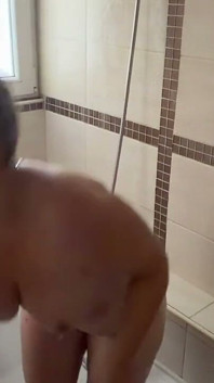 MILF germană te prinde spionând - POV Sex virtual în duș