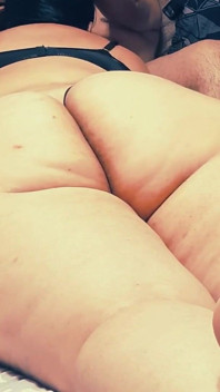 Stiefmutter fickt im bett, nur fans in zeitlupe, blowjob mit großem schwanz