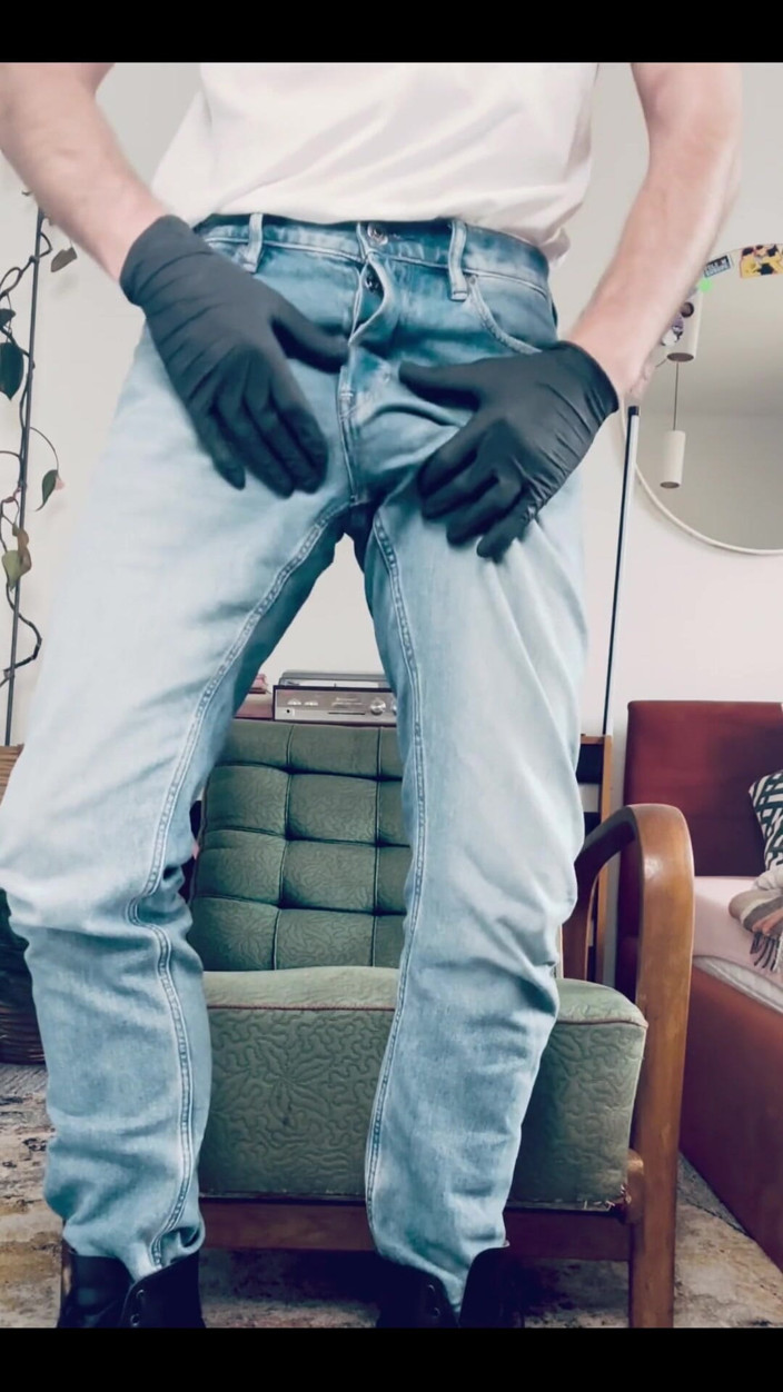 BohemianBoy: Latex na mých rukou, kůže na nohou