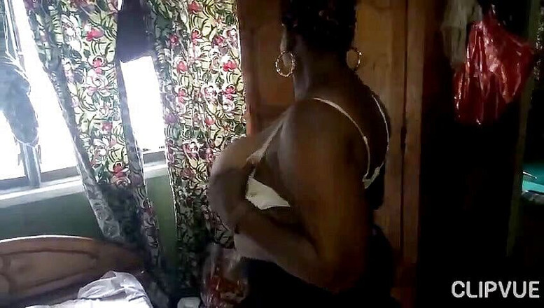 Londiq girls: Lady Sharon muestra sus grandes tetas y su coño gordo