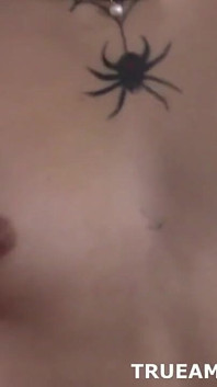 Ragazza di metallo scopata duramente da un tipo pelato