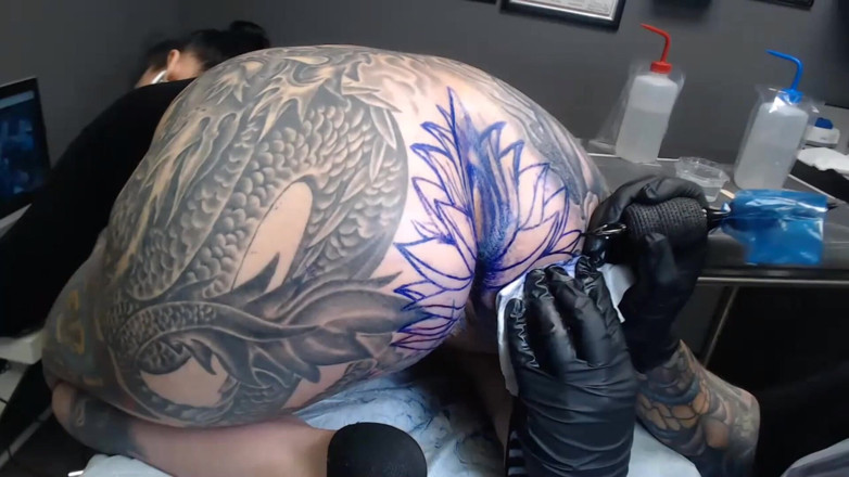Darcy Diamond: Farsi tatuare il buco del culo per 4.5 ore