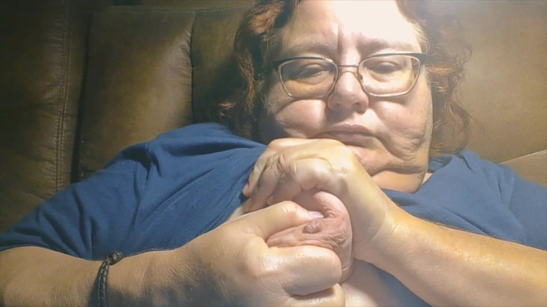 BBW nurse Vicki adventures with friends: Aku bermain dengan payudaraku dan mengekspresikan susu untukmu! Aku 56 tahun...