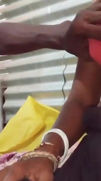 Il vicino è venuto a cadere e ha eccitato la mia figa e è andato dopo aver scopato la mia figa