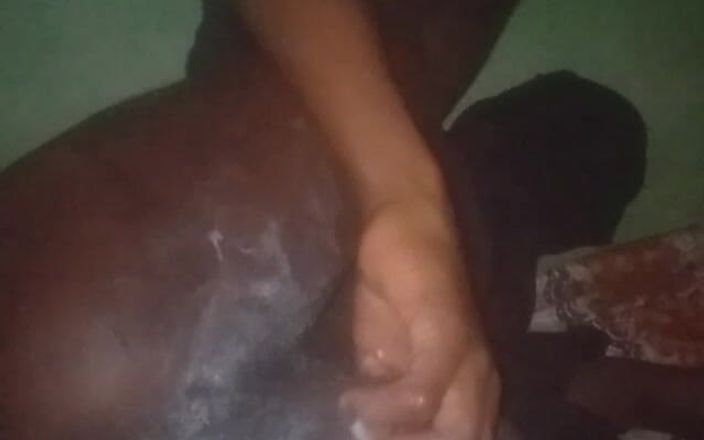Badman4606: Rất ướt và chảy tràn tinh dịch.