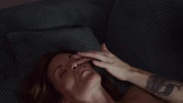 Quente milf implora por sexo anal e recebe porra no rosto