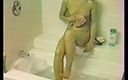 Homegrown Solo Babe: Домохозяйка намыливает себя в ванне в любительском видео