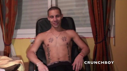 Crunch Boy: 私のセクシーなまっすぐな友人は彼のコックをmastubatesの愛