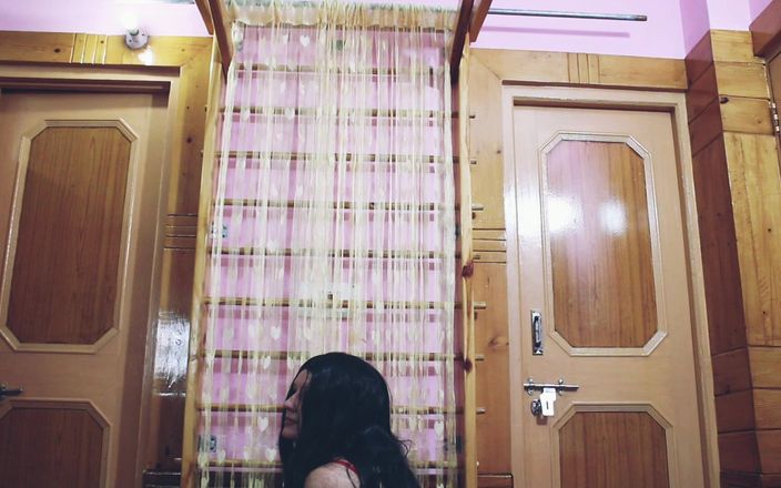 Bolly Karma: Aku dientot waktu pacarku lagi kerja di luar