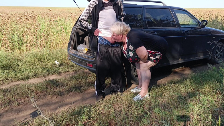 Zona901: 오줌을 싸고 오럴하는 동안 내 자지를 잡고 있는 이웃