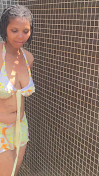 Ejaculând în piscina ei, videoclip complet de calitate 4K