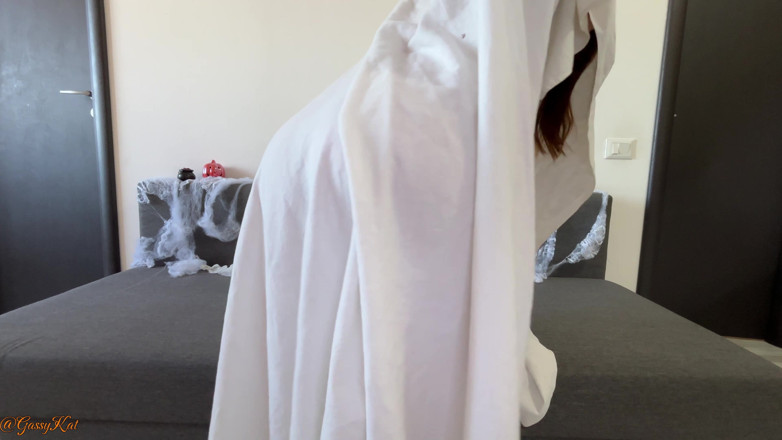 GassyKat: Ghost Farts: Nawiedzony gaz pod prześcieradłem