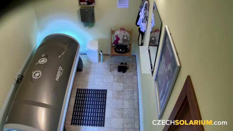 Czech Solarium: チェコ・ソラリウム142:毛深いMILFがソラリウムでブッシュを見せる