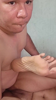 和我的继母一起表演，最后我操她的屁股和嘴巴，直到我最后用尿液填满她的身体