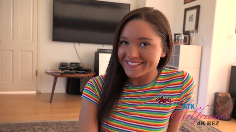 ATK Fans (Girlfriends): Zoe är glad över att gå tillbaka till Hawaii, men först vill...