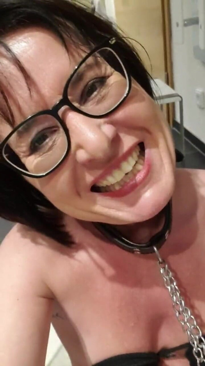 JulieEroticDress: Julie squirta un getto duro di 9 secondi