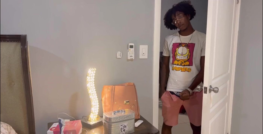 Leyne Rodriguez: Můj nevlastní syn mě přistihne masturbovat se svou hračkou a...