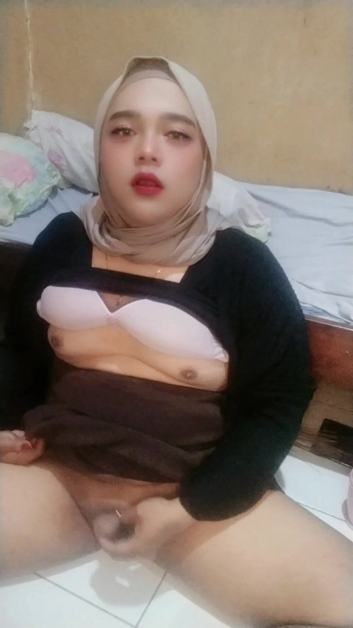 Ivvy Crossdresser: Hidżab Crossdresser Ivvy, bawi się jej Butplugg
