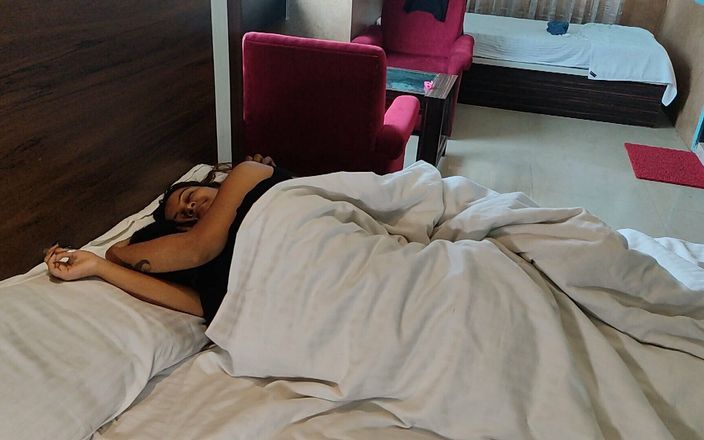 Bollywood porn: 一对情侣的晨间欲望导致了一次性爱