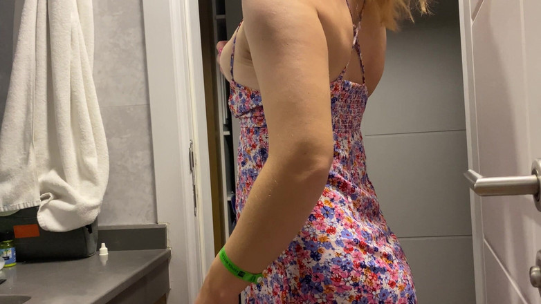 Risky Hairy Couple: Updress necken mit sexy natürlichen titten und behaarter muschi