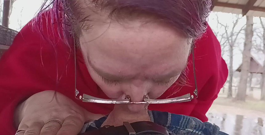 FluffyBeeChan: Blowjob di taman. Dia harus muncrat di mulutku. Donasi juga...