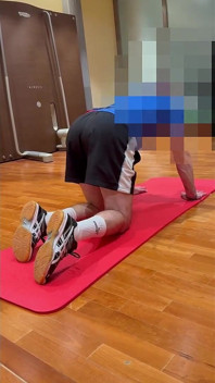 기혼 브로커는 아내가 떠난 후 호텔 스파에서 체육관을 마친 후 마이크와 섹스합니다.