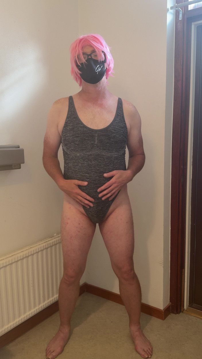 Julia Trans: De hoer in roze haar masturbeert en komt klaar en...