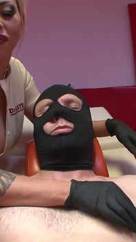 BDSM-domina mit ihren männlichen sklaven sprengt eier und pegging