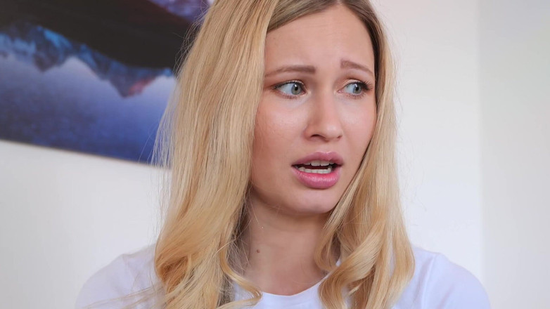 Stella Cardo: Flirtează cu tine ca să-i arate