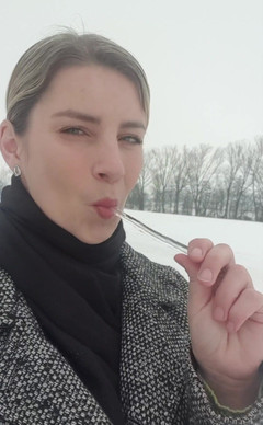 Katerina Hartlova: Miluji hraní s rampouchy v zimě, lízání, sání a sledování,...