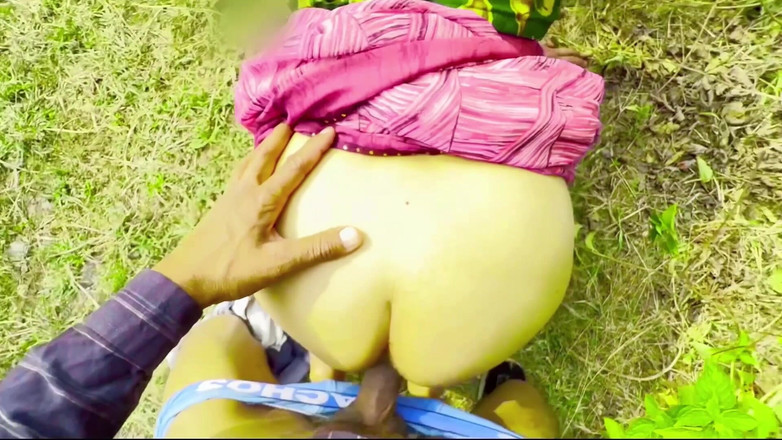 Your_aisha: Indiancă desi sat Padosi Bhabhi Sex în junglă, fute-i pizda strâmtă...