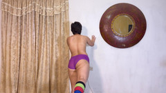 SugarPose: Jasmine berbogel dan bersenam
