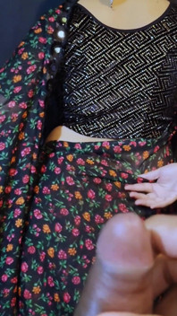Bini desi comel menggoda suaminya dan menangkis pakaian di hadapannya sebelum seks