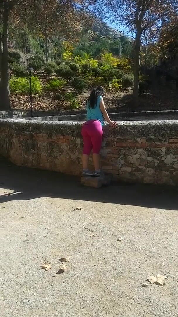 DragonGalaxy11: Napalona turystka pokazuje swoje cycki dla zabawy, ale także zostaje...