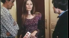Nena cachonda chupando polla en el coño y se corre en el porno clásico