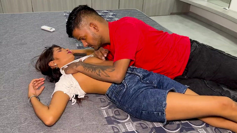 Desi Maal studios: Erkek arkadaş masaj yaptırıyor erkek arkadaşının ruh hali oldu ve...