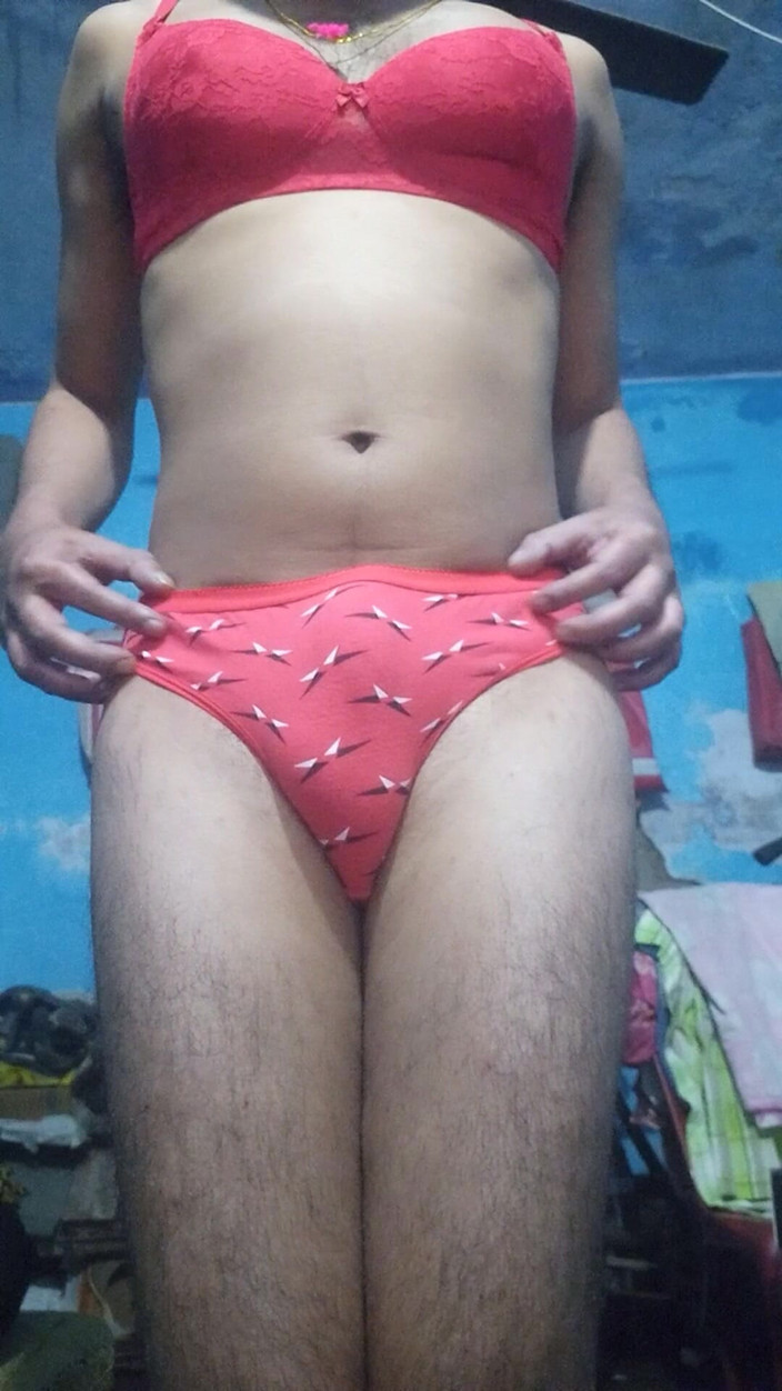 Lustyizlife: Indický femboy crossdresser v červené podprsence a kalhotkách své nevlastní sestry