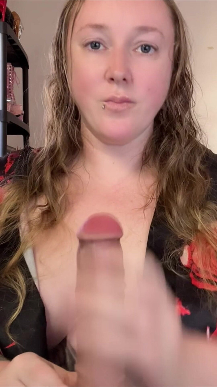 Kisicaxx: Peituda milf dá-lhe quente joi