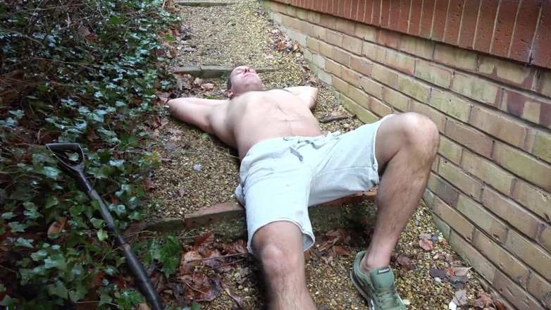 Dirty Doctors Clips: Kencing di The Gardener