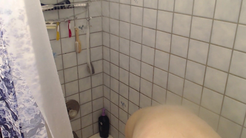 Brooke Casey: Shower Cam: Girlfriend in Parents Shower
