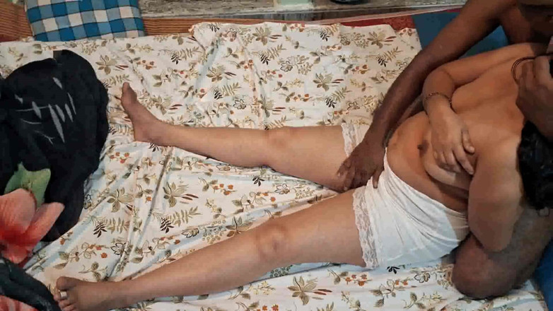 Sexy sindu: Pierwsza noc prawdziwej pary sama w pokoju