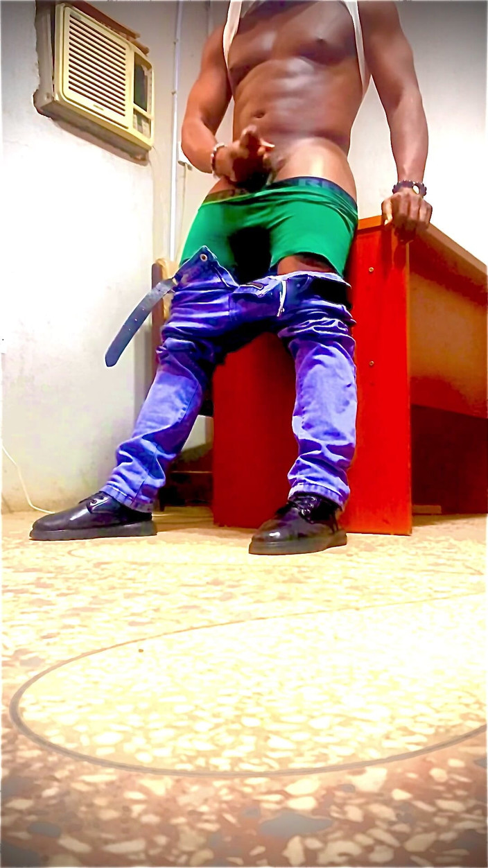 Enigmatic Buoy: Sục cu bên trong văn phòng của tôi